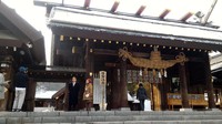 Foto: Cara beribadah penganut Shinto dimulai dengan masuk ke bagian depan kuil, lalu melempar koin, memberi penghormatan dengan membungkuk dan menepuk telapak tangan di depan. Setelah itu, barulah mereka berdoa (Aryo/detikTravel)