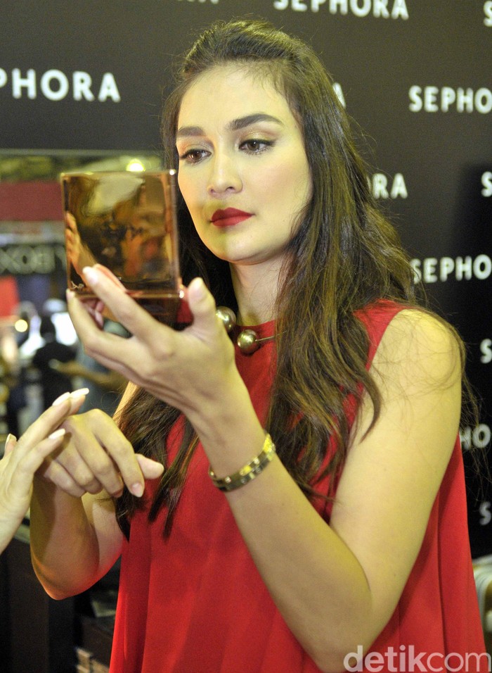 Bulu Mata Jadi Bagian Penting Penampilan Cantik Luna Maya