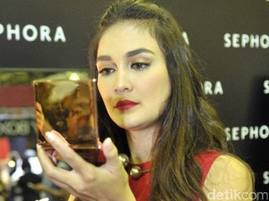 Bulu Mata Jadi Bagian Penting Penampilan Cantik Luna Maya