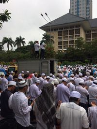 Saat Massa Aksi 2 Desember Salat Jumat dengan Berpayung dan Berjas Hujan