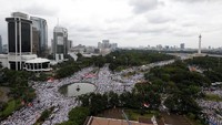 Lautan massa aksi damai 2 Desember nampak memadati kawasan Monas hingga Patung Kuda. REUTERS/Beawiharta.