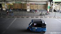 Hal yang sama juga terjadi di luar gedung. Terlihat kendaraan yang melintas juga sepi.