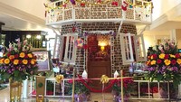 Selain Christmas Log, Hotel Borobudur juga meresmikan Ginger Bread House. Rumah kue jahe raksasa ini ditutupi dengan berbagai permen dan lapisan gula. Pembuatannya menghabiskan 320 kg tepung, 140 kg madu, 60 kg susu, 50 kg telur, dan 100 kg icing sugar.