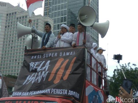 Usai Bolak-balik Monas-HI Pantau Massa, Habib Rizieq Tinggalkan Patung Kuda