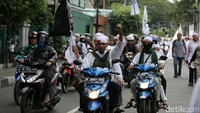 Massa berangkat ke Monas menggunakan sepeda motor.
