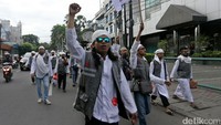 Kebanyakan massa menggunakan pakaian serba putih.