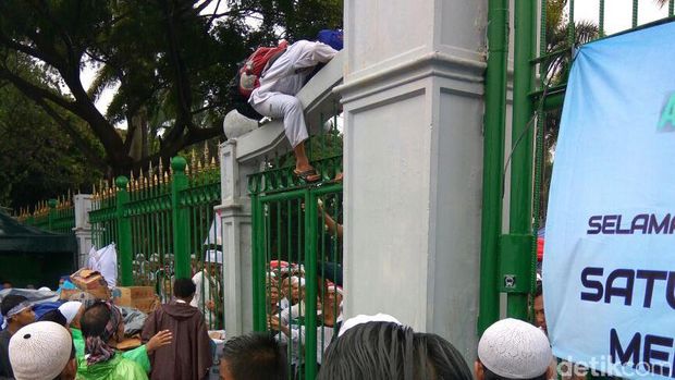  Sebagian Massa Loncat Pagar Monas, Pintu Arah Istiqlal Akhirnya Dibuka