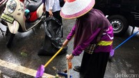 Mereka membersihkan sampah yang ada di jalan. Pool/Bisma.