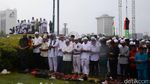 Massa Aksi 2 Desember Salat Jumat di Bawah Guyuran Hujan