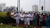 Massa aksi damai 2 Desember salat Jumat di bawah guyuran hujan.