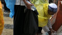 Sejumlah orang memunguti sampah sebelum meninggalkan kawasan Monas.