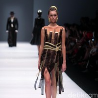 Koleksi Ivan Gunawan mengangkat tema Manggali di Jakarta Fashion Week 2017. Senayan City. Jakarta. [Foto: Mohammad Abduh/Wolipop]