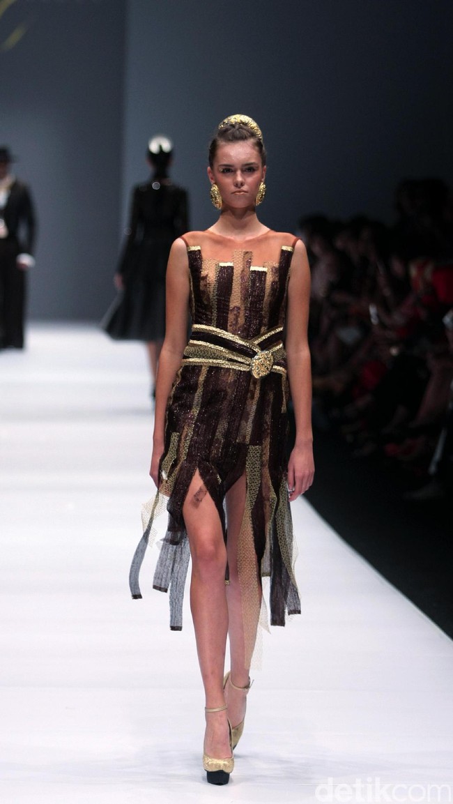 Koleksi Ivan Gunawan mengangkat tema Manggali di Jakarta Fashion Week 2017. Senayan City. Jakarta. [Foto: Mohammad Abduh/Wolipop]