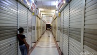 Sejumlah kios di Pasar Tanah Abang, Jakarta, terlihat tutup pada Jumat (2/12/2016).