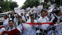 Ini penampakan massa aksi damai 2 Desember yang melakukan longmarch di ruas Jalan Medan Merdeka Selatan, Jumat (2/12/2016).