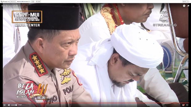 Momen Kapolri-Habib Rizieq di Panggung Aksi 2 Desember