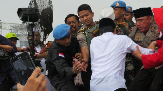 Jokowi naik ke panggung