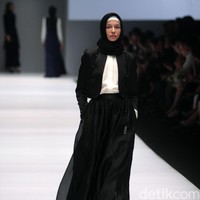 Koleksi Brand Jenahara Black Label mengusung tema Ignis Fatuus di Jakarta Fashion Week 2017. Senayan City. Jakarta [Foto: Mohammad Abduh/Wolipop]