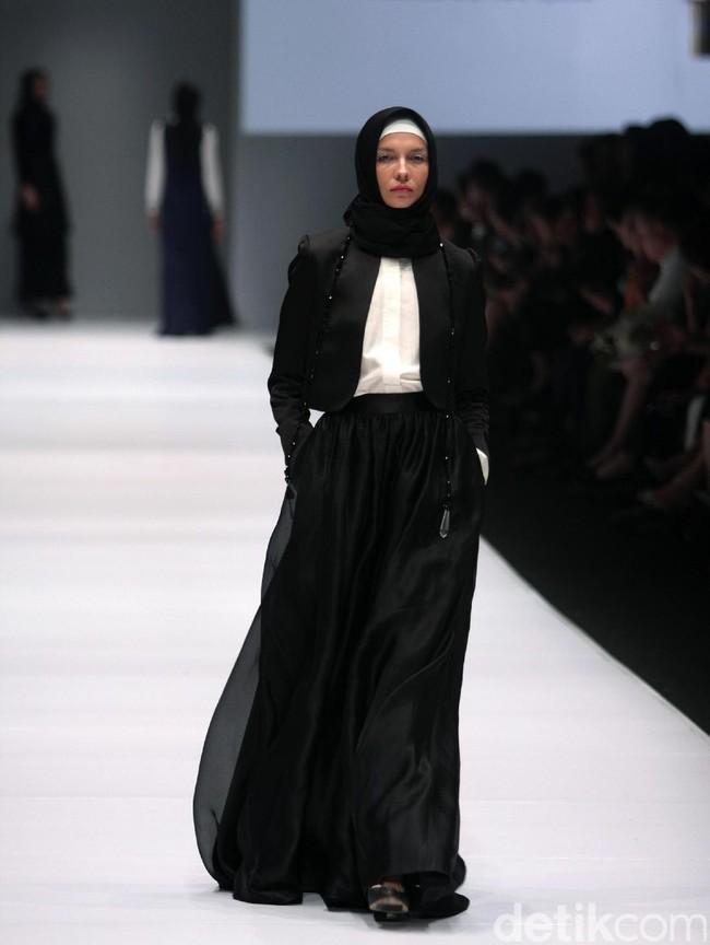 Koleksi Brand Jenahara Black Label mengusung tema Ignis Fatuus di Jakarta Fashion Week 2017. Senayan City. Jakarta [Foto: Mohammad Abduh/Wolipop]
