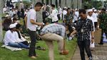 Massa Aksi 2 Desember Salat Jumat di Bawah Guyuran Hujan