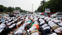 Kawasan silang Monas dipadati peserta aksi. REUTERS/Darren Whiteside.
