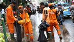 Pasukan Oranye Bersihkan Sampah di Kawasan Monas