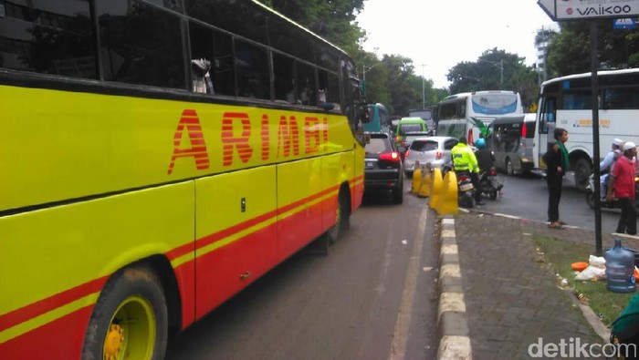 Bus Massa 2 Desember Tinggalkan Lapangan Banteng, Sampah Dibersihkan
