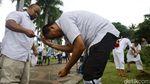Massa Aksi 2 Desember Salat Jumat di Bawah Guyuran Hujan