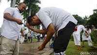 Massa aksi damai 2 Desember mengambil wudu.