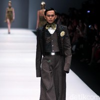Koleksi Ivan Gunawan mengangkat tema Manggali di Jakarta Fashion Week 2017. Senayan City. Jakarta. [Foto: Mohammad Abduh/Wolipop]