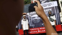 Beberapa peserta aksi tengah selfie di depan spanduk Ahok.