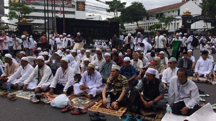 Massa Aksi 2 Desember Gelar Sajadah di Jalan Medan Merdeka Timur