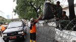 Pasukan Oranye Bersihkan Sampah di Kawasan Monas