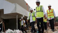 Jokowi didampingi Menpora Imam Nahrawi dan Menteri PUPR Basuki Hadimuljono meninjau pembangunan arena Asian Games 2018 di Stadion Utama Gelora Bung Karno.