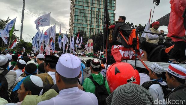 Massa buruh KSPI dan massa aksi 2 Desember di Tugu Tani