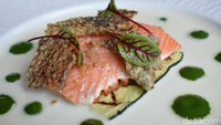 Teppan Grilled Norwegian Salmon jadi salah satu menu yang tak boleh terlewarkan. Salmon panggangnya lembut dengan paduan saus creamy serta bayam. Makin enak disantap dengan cairan jus yuzu yang segar.