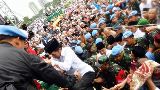 Cerita 212: Aksi Damai, Payung Jokowi, dan Penangkapan Tersangka Makar