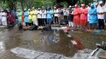 Momen Khusyuk Massa Salat Jumat Berjas Hujan