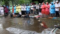 Massa tidak beranjak di saf masing-masing meski hujan deras mengguyur kawasan Monas.