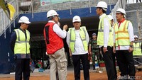 Jokowi mendapat penjelasan soal pembangunan arena Asian Games 2018.
