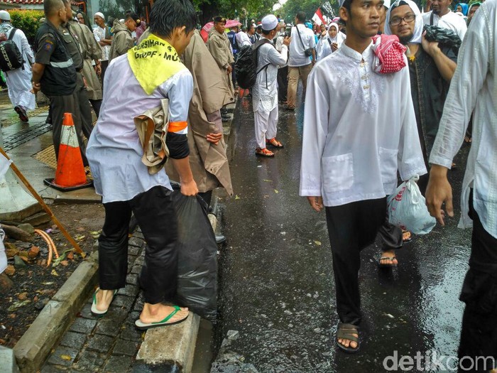 Massa Aksi 2 Desember di Depan Balai Kota Mulai Bubar, Sampah Dipunguti