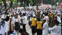 Mereka terlihat memadati rusa Jalan Medan Merdeka Selatan.