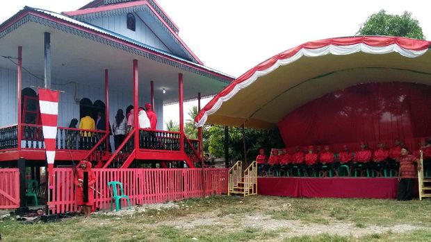 Panggung di depan rumah adat masyarakat Batui (Bonauli/detikTravel)