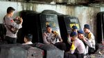 Polisi Berjaga di Kolong Jembatan Taman Ria Senayan