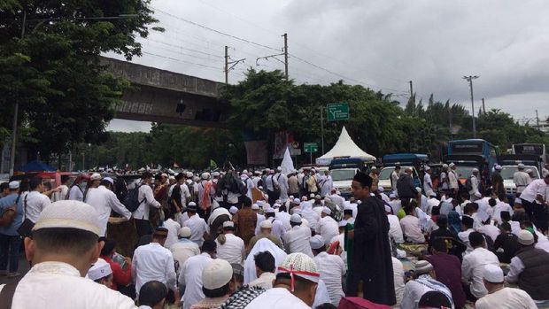 Massa Aksi 2 Desember Gelar Sajadah di Jalan Medan Merdeka Timur