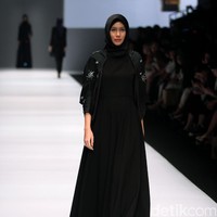 Koleksi Brand Jenahara Black Label mengusung tema Ignis Fatuus di Jakarta Fashion Week 2017. Senayan City. Jakarta [Foto: Mohammad Abduh/Wolipop]