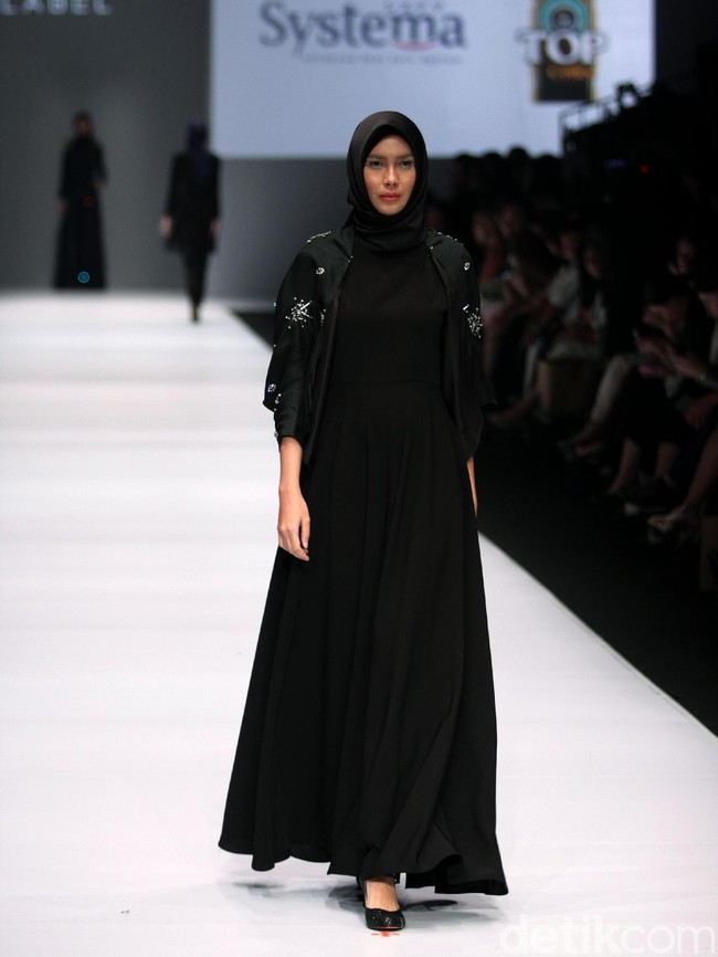 Koleksi Brand Jenahara Black Label mengusung tema Ignis Fatuus di Jakarta Fashion Week 2017. Senayan City. Jakarta [Foto: Mohammad Abduh/Wolipop]