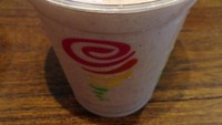 Chocolate Crunch diracik dari susu cokelat, granola dan pisang. Teksturnya cukup kental dan creamy. Rasanya paduan cokelat dan pisang. Sesekali ada jejak renyah dari gigitan granola.