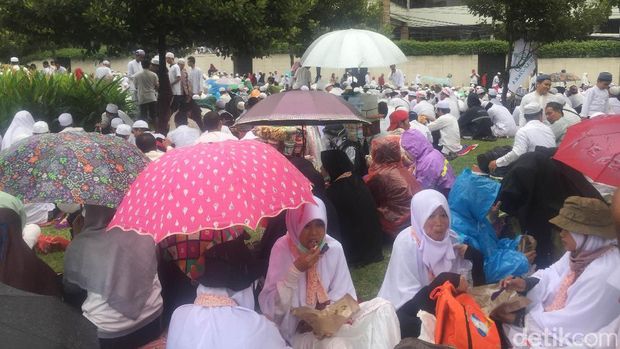 Massa Aksi 2 Desember Gelar Sajadah Sampai Tugu Tani dan Kwitang