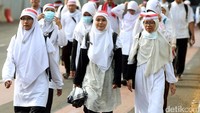 Massa berjalan menuju Monas.